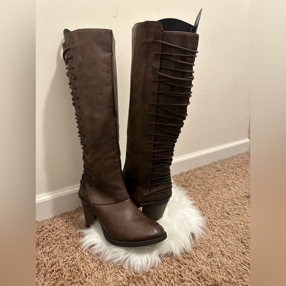 🎄 Mossimo 👢💋 tall string/stretch back heeled boots from target 🎯 . Size 9.